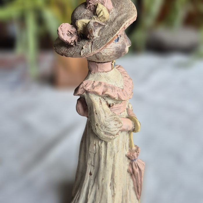 Retro kaķu dāmas figūriņa (17 cm)