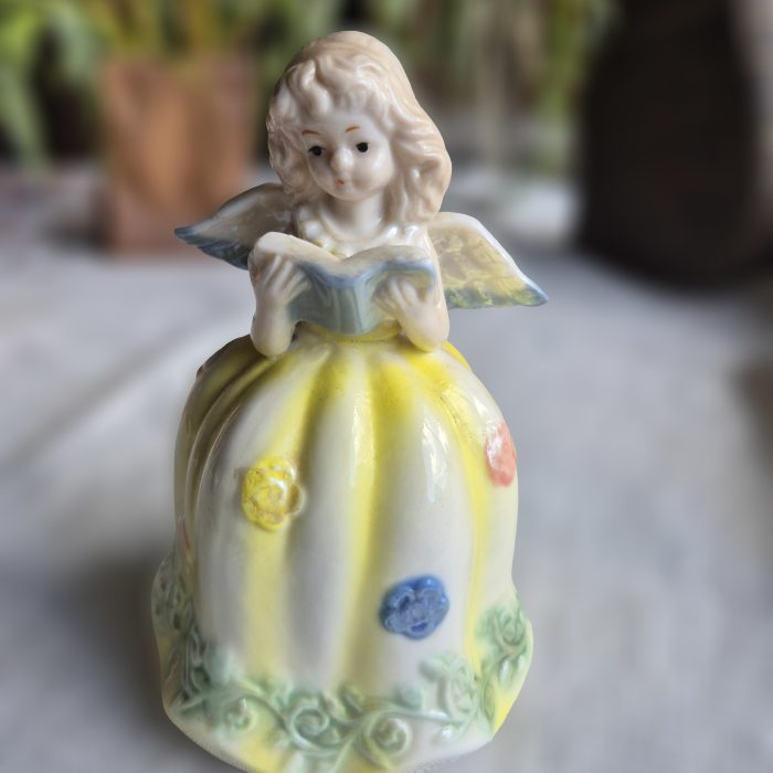 Vintage porcelāna figūriņa–zvaniņš "Eņģelītis ar grāmatu"