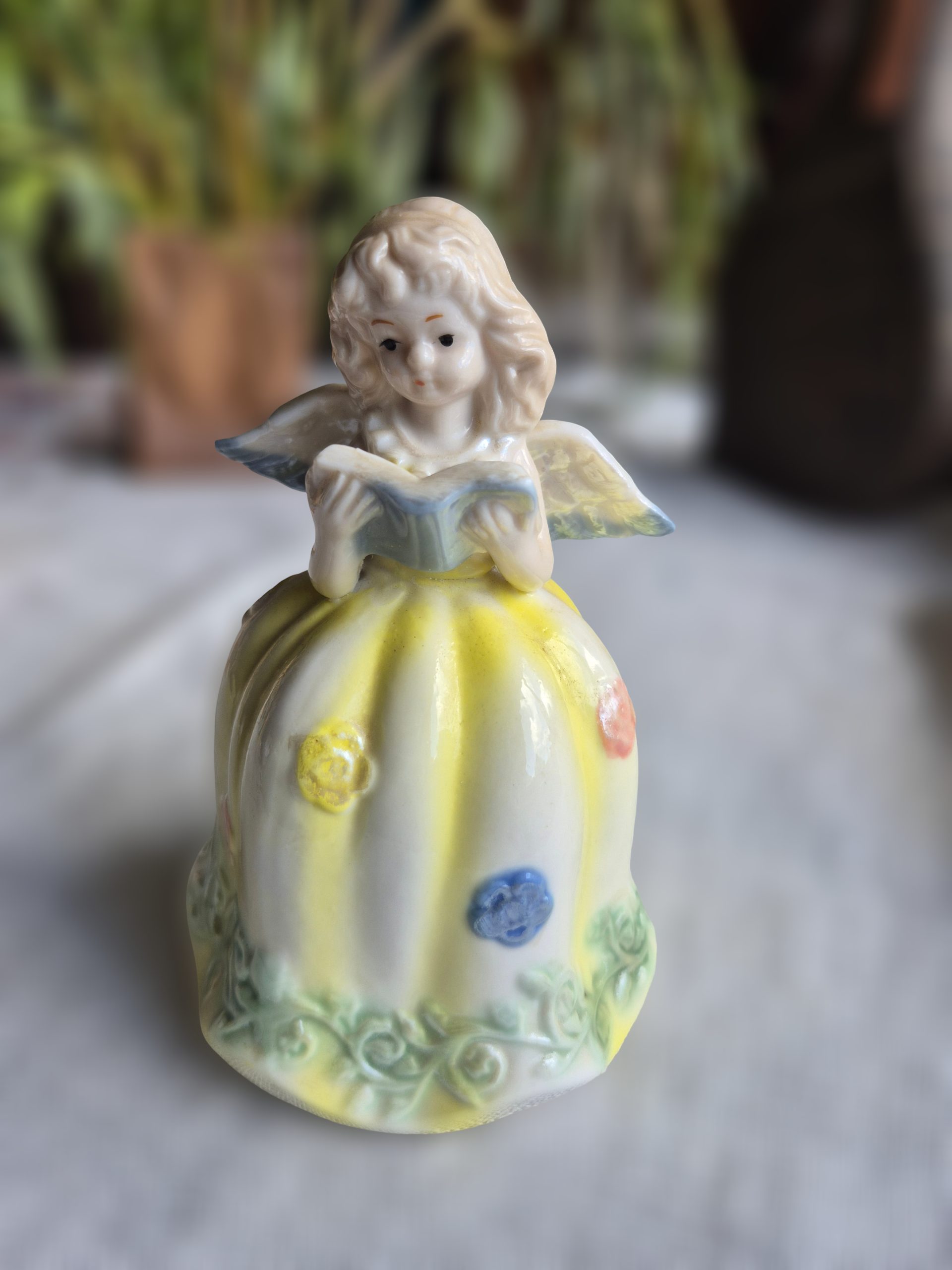 Vintage porcelāna figūriņa–zvaniņš "Eņģelītis ar grāmatu"