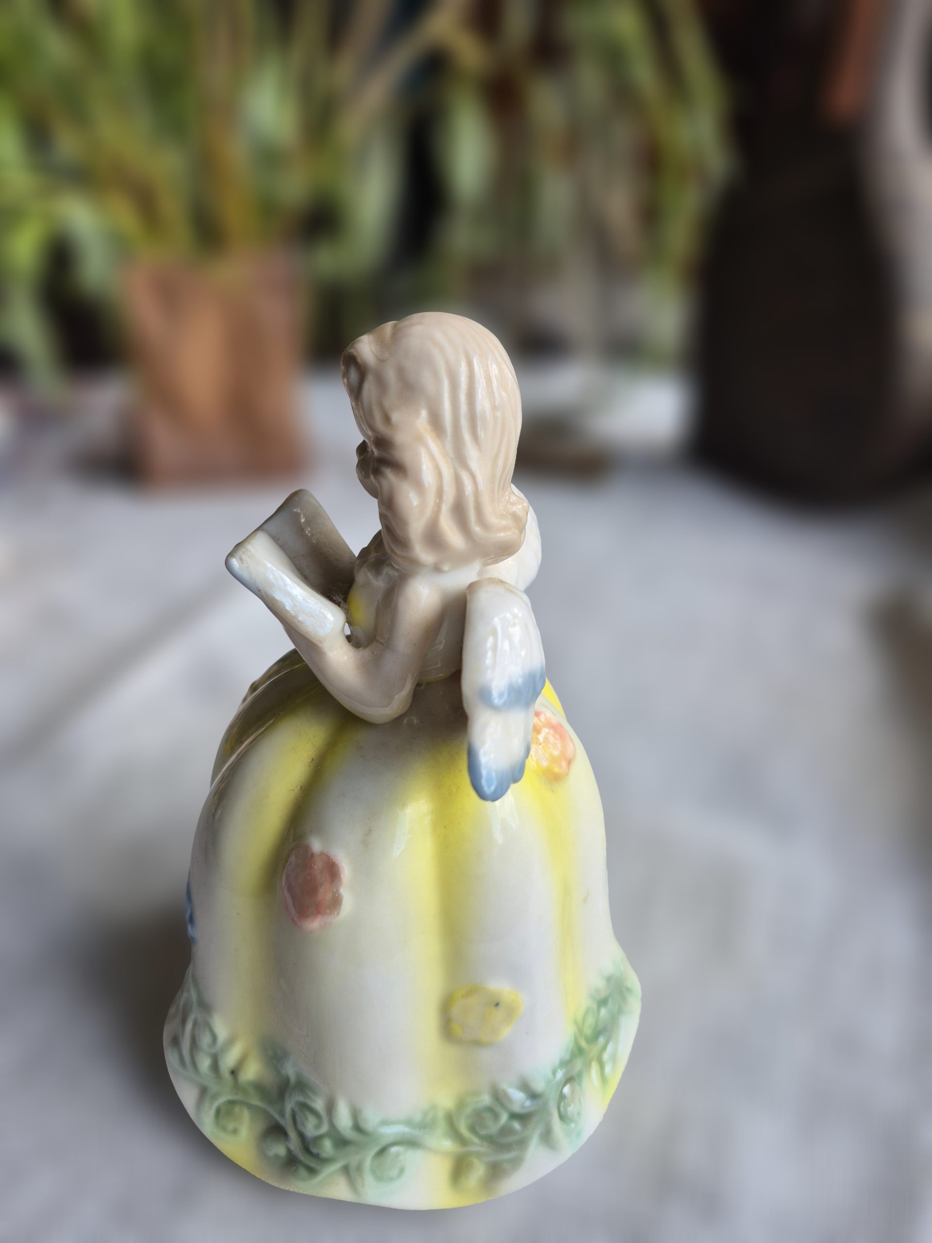 Vintage porcelāna figūriņa–zvaniņš "Eņģelītis ar grāmatu" - Image 2