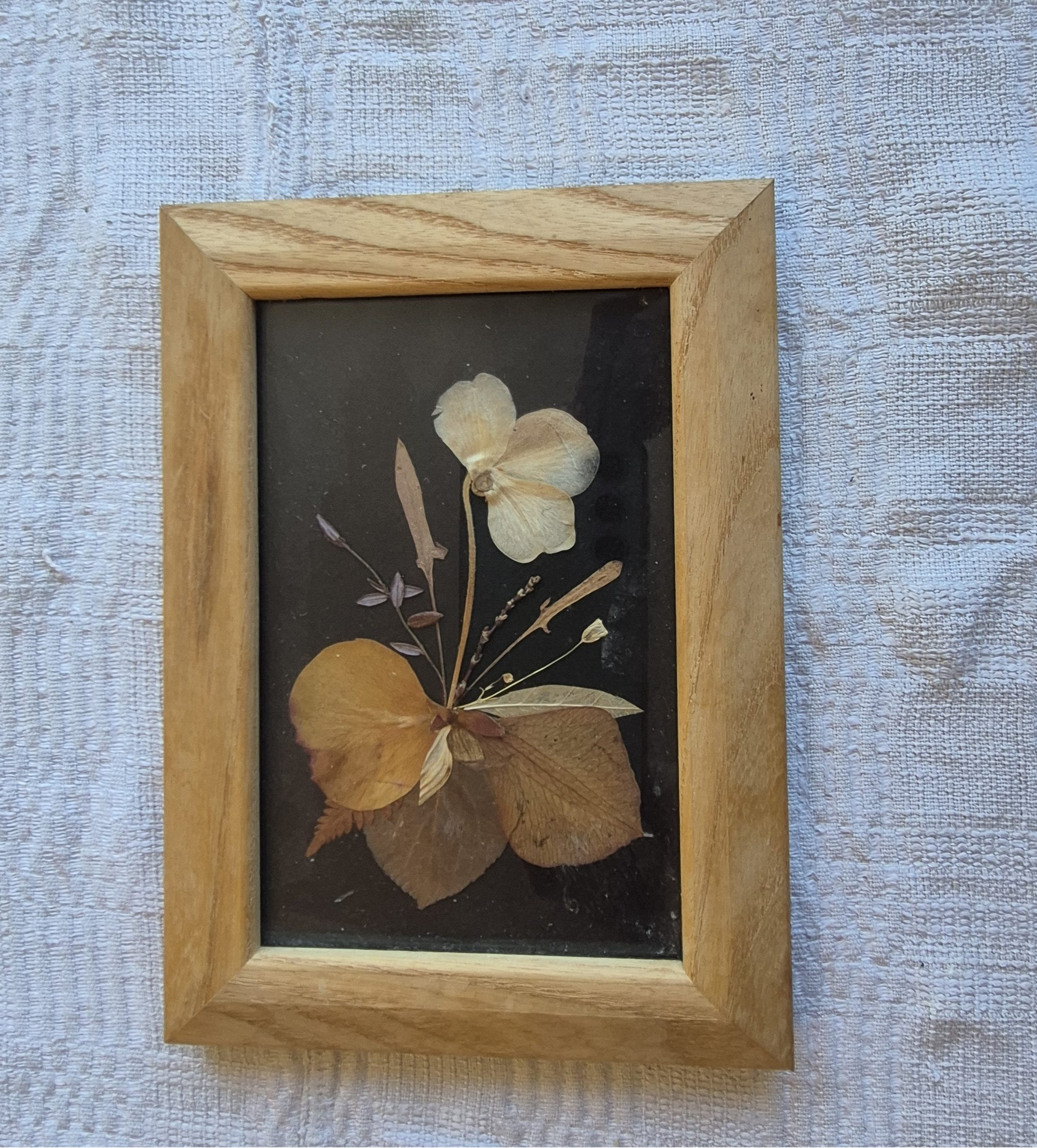 Elegants, kaltēts zieds - floristikas kolāža koka rāmī - Image 3